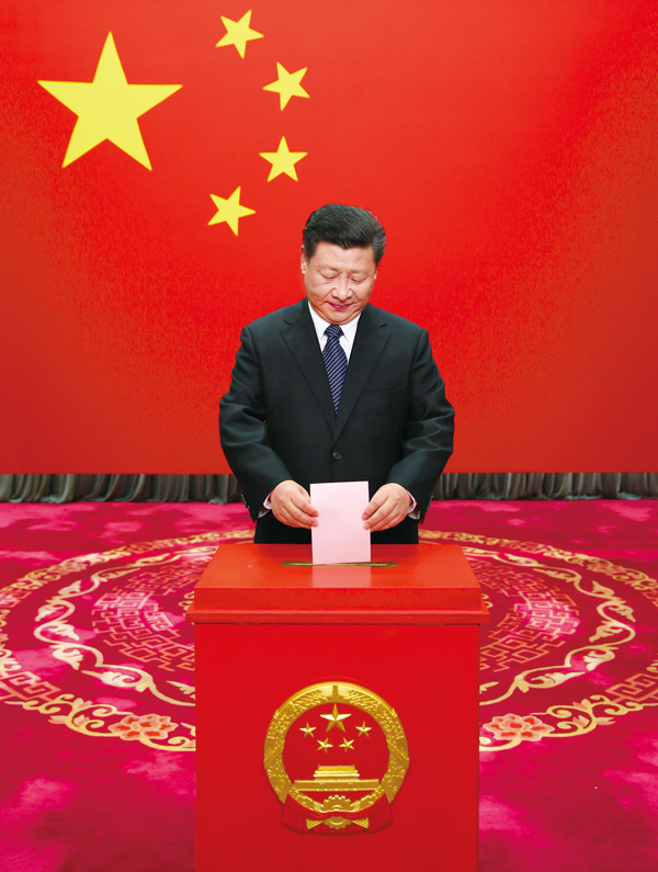 2016年11月15日,中共中央总书记、国家主席、中央军委主席习近平在北京市西城区中南海选区怀仁堂投票站参加区人大代表选举投票。 新华社记者 兰红光/摄