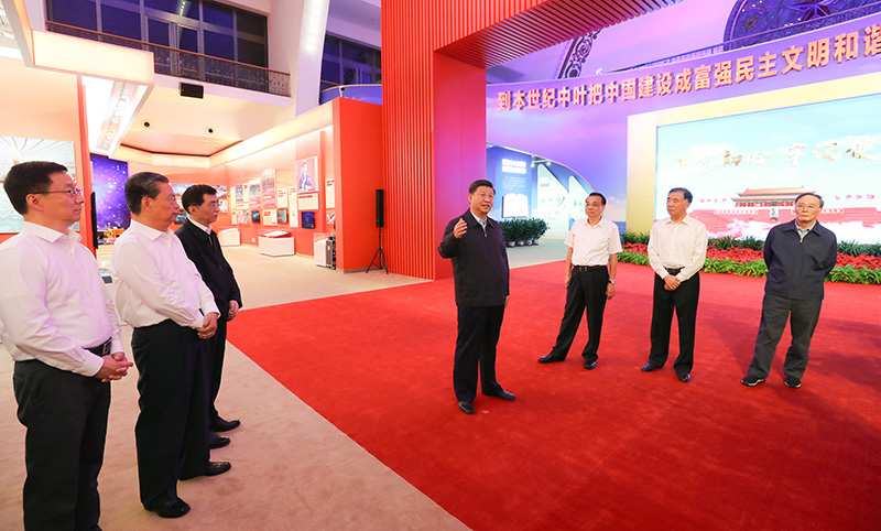 9月23日,党和国家领导人习近平、李克强、汪洋、王沪宁、赵乐际、韩正、王岐山等在北京展览馆参观“伟大历程 辉煌成就——庆祝中华人民共和国成立70周年大型成就展”。新华社记者 鞠鹏 摄